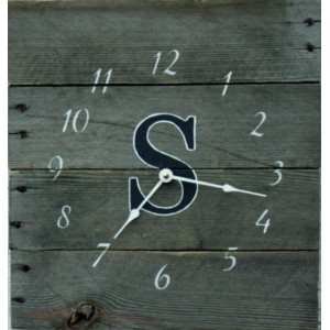 Drevené hodiny z mohutného dreva Simonka .