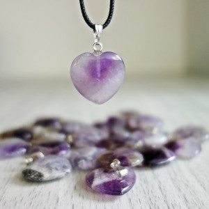 Pendant made of heart-shaped mineral - amethyst chevron - 2 cm