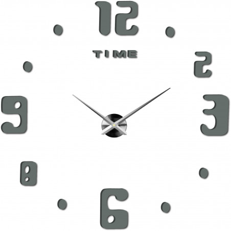 Hodiny s originálnymi, veľkými číslami v rôznych veľkostiach a striebornými ručičkami.