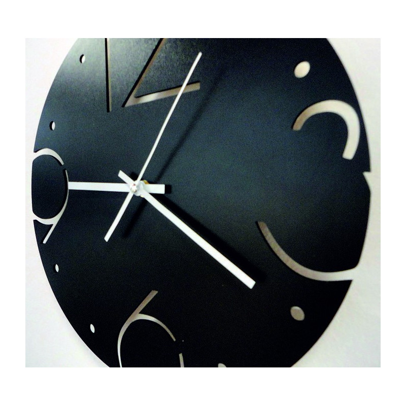 Tiché hodiny so štýlovým ciferníkom a kontrastnými ručičkami na dubovej doske.