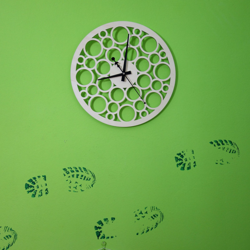 Nástenné hodiny z drevenej preglejky po stopách času